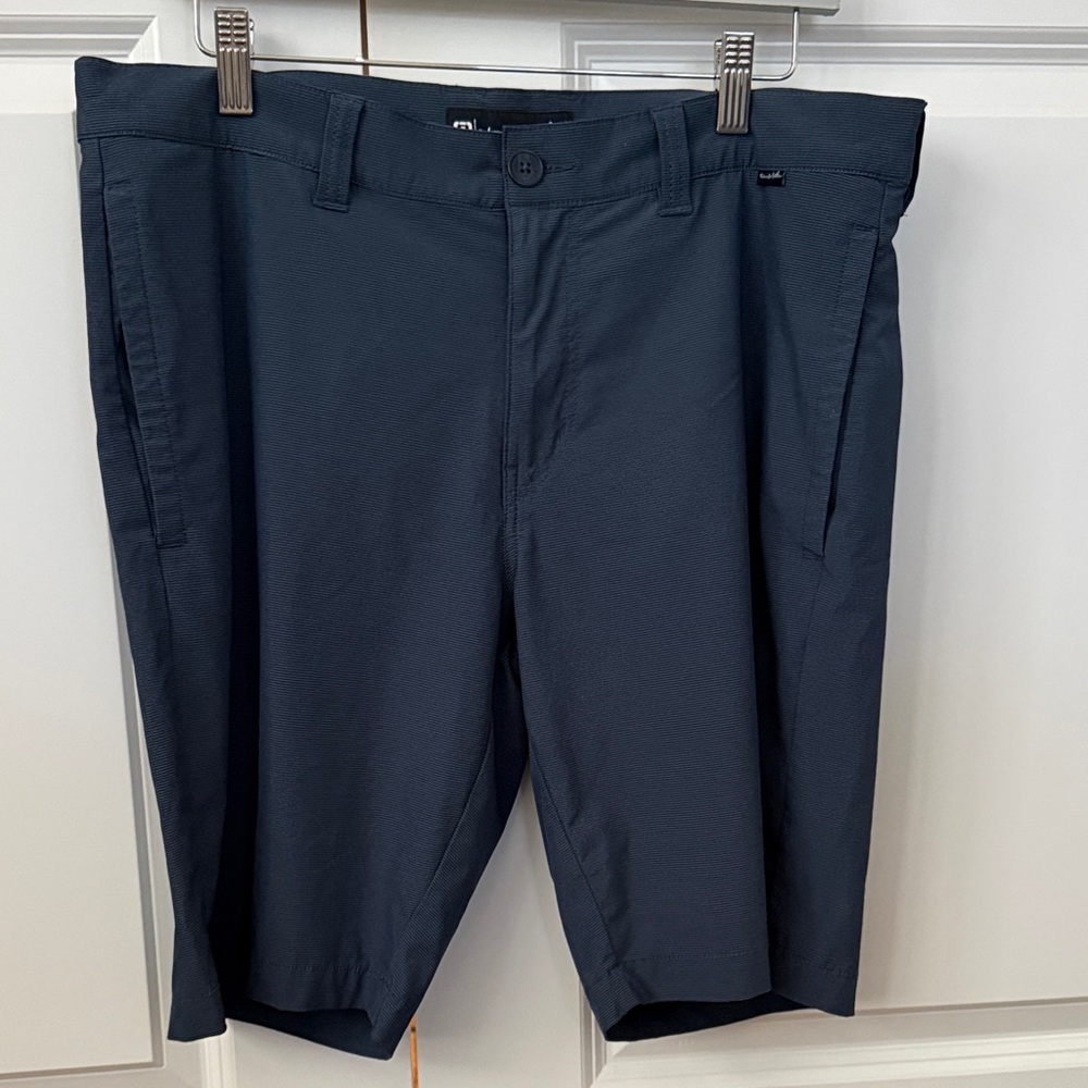 Travis Mathew Dark Blue Flat Front Golf Shorts 9” length 34 waist like new!
